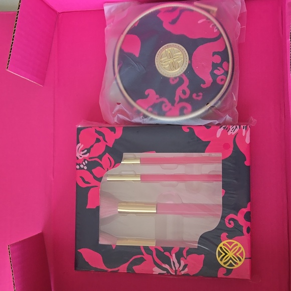 Lilly Pulitzer Travel Mirror w/Pouch And Makeup Brush Set - Picture 2 of 4